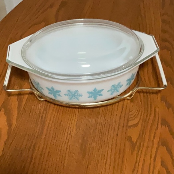 Pyrex | Dining | Vintage Pyrex Snowflake Casserole Dish With Snowflake ...